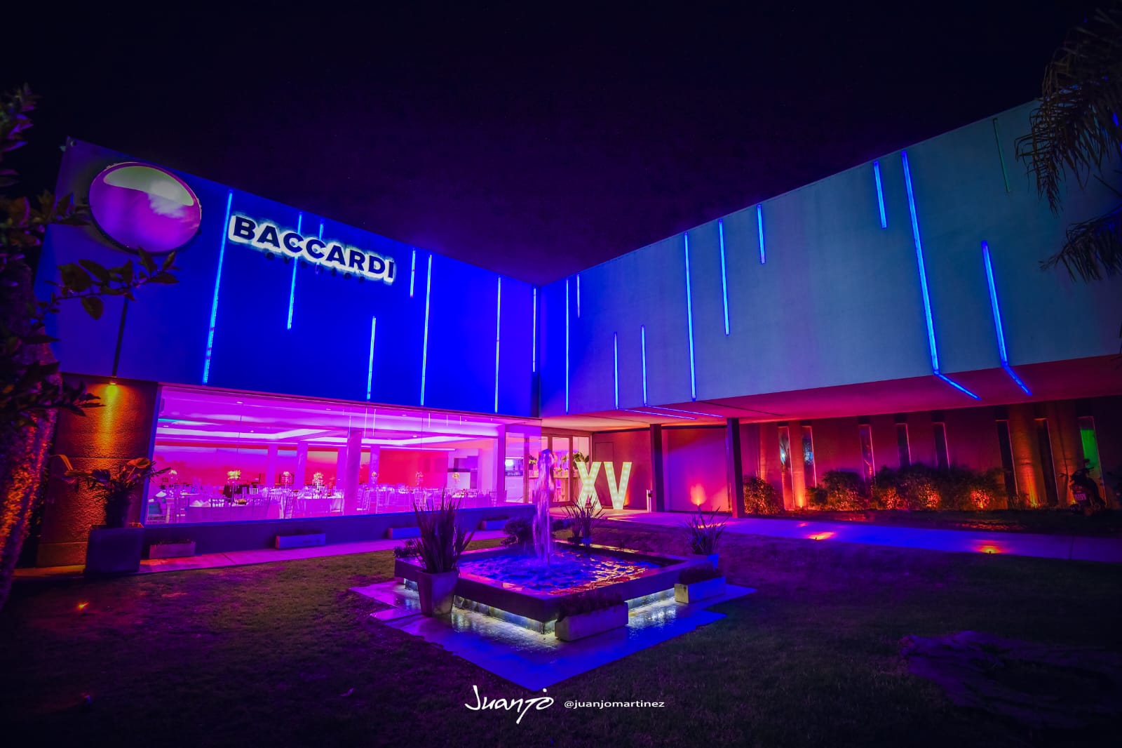 Fachada iluminada en azul con letras XV