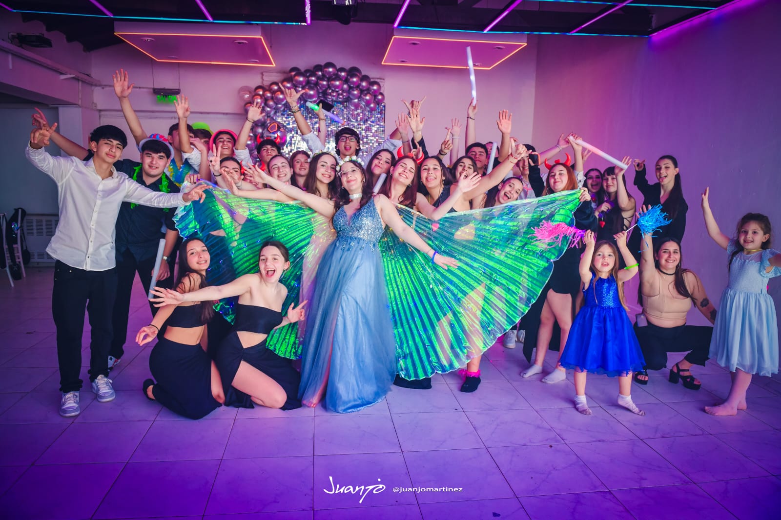 Invitados festejando en la pista