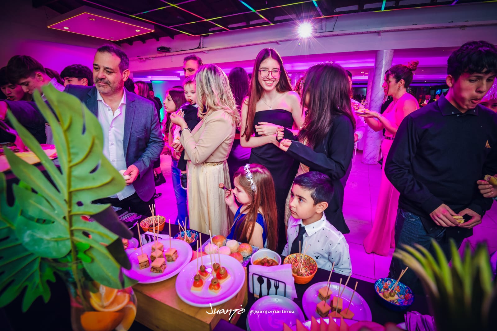 Invitados alrededor de la mesa de comida