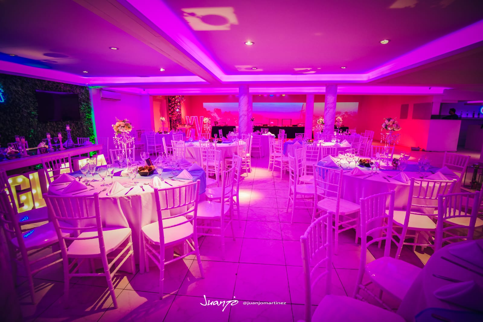 Salón montado con iluminación fucsia