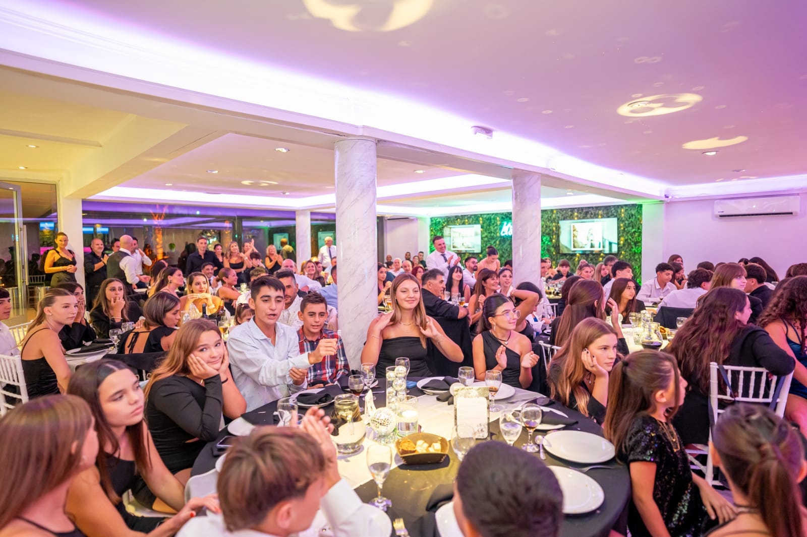 Salón completo durante una fiesta